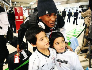 Edenílson tira foto com torcedores no aeroporto
(Foto: Marcos Ribolli / Globoesporte.com)
