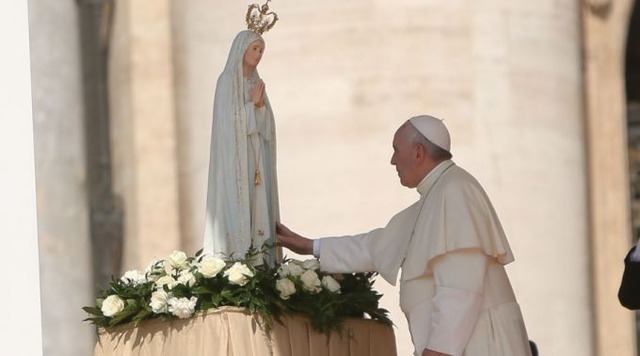 Papa reza diante de uma imagem da Virgem de Fátima. Foto: Daniel Ibáñez/ ACI Prensa