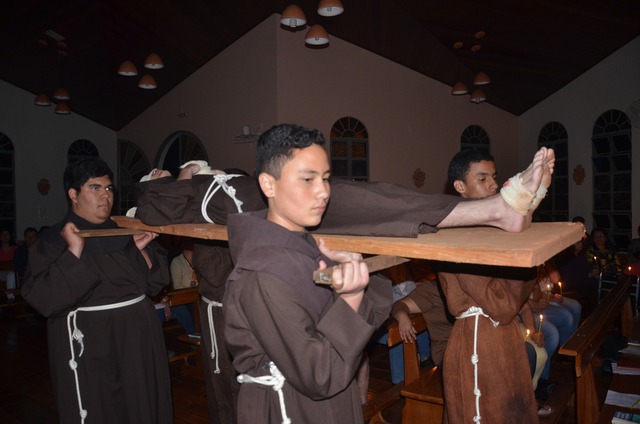 Jovens vocacionados para a vida franciscana da paróquia São José Operário, de Dourados, representaram o momento histórico para a igreja católica.