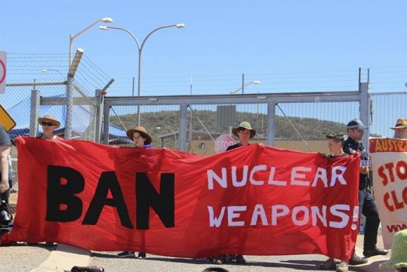 Ativistas da Campanha Internacional para a Abolição de Armas Nucleares (ICAN, sigla em inglês) protestam contra uma base norte-americana em Alice Spring, Austrália, em setembro de 2016Arquivo/Tim Wright/EFE