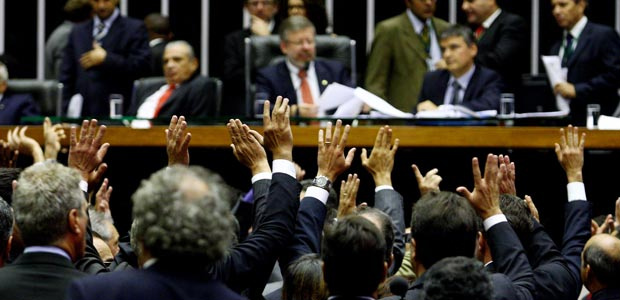 Deputados se manifestam na sessão de votação do reajuste do salário mínimo (Foto: Celso Jr. / Ag. Estado)
