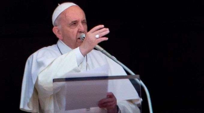 Papa Francisco abençoa os fiéis na Praça de São Pedro. Foto: Daniel Ibáñez / ACI Prensa