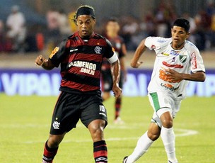Ronaldinho tenta fugir da marcação do Murici
(Foto: Alexandre Vidal - Fla Imagem)