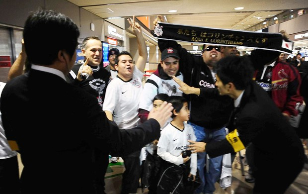 Seguranças tentam controlar a empolgação dos torcedores (Foto: Marcos Ribolli / Globoesporte.com)