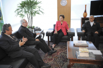 Ao final da audiência, a presidente pediu a dom Geraldo que benzesse a imagem de Nossa Senhora Aparecida, que ela traz junto à sua mesa de trabalho.