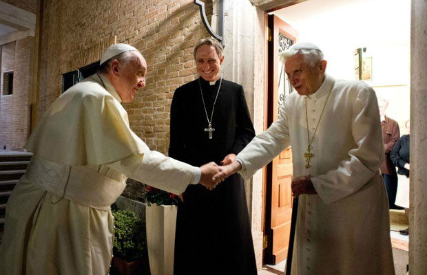Papa Francisco (esquerda) cumprimenta o Papa emérito Bento XVI no Vaticano, nesta segunda-feira (23) (Foto: Reuters)