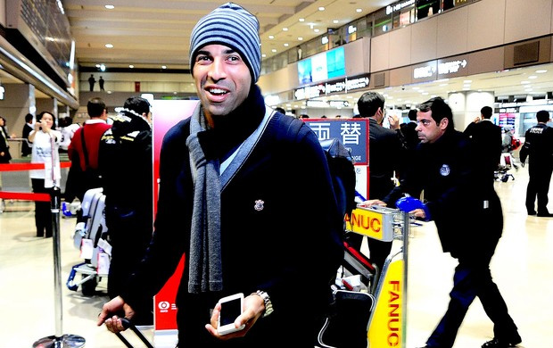 Emerson Sheik no desembarque corintiano em Narita (Foto: Marcos Ribolli / Globoesporte.com)