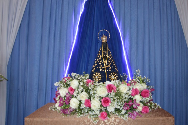 Ornamentação deixou mais lindo o pequeno altar dedicado a Nossa Senhora Aparecida. Foto: Reynaldo Felix/RC