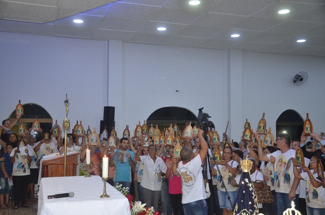 Missionárias da Mãe Rainha entraram no Santuário com suas capelinhas em mãos, um momento muito lindo e emocionante para todos. Foto: Estanislau Sanabria/RC