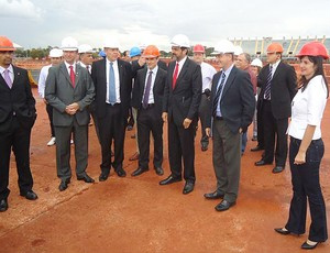 Agnelo Queiroz durante a vista as obras do estádio
Mané Garrincha (Foto: Globoesporte.com)
