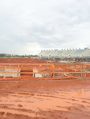Brasília está mesmo na briga para ser uma das principais cidades da Copa do Mundo de 2014. Nos dois últimos dias, durante o Seminário Geral das Cidades-sede, realizado na capital do país, o governador Agnelo Queiroz fez questão de reafirmar o desejo do Distrito Federal de receber o jogo de abertura do Mundial e de abrigar o centro de mídia que acomodará a imprensa do mundo todo durante o torneio.

O Mané Garrincha, que passará a ser chamado de Estádio Nacional de Brasília, foi o palco do encontro do governador do Distrito Federal com representantes do comitê organizador local (COL) e da Fifa. Com as obras da arena dentro do cronograma, a expectativa do político é que a entidade máxima do futebol aponte a cidade como palco do primeiro jogo do torneio. A decisão só deverá ser anunciada em junho de 2012, segundo a assessoria de comunicação do COL.

- Queremos competir pela abertura da Copa, que é o nosso objetivo, o nosso sonho. Estamos fazendo todos esses levantamentos, das áreas que ainda não foram licitadas, resolvendo o problema dos terrenos para concluir as obras do estádio. Vamos adquirir alguns terrenos para finalizar o Estádio Nacional - afirmou o governador.

Os gastos para a construção da arena vão girar em torno de R$ 600 milhões. O Mané Garrincha foi praticamente todo demolido para o surgimento do Estádio Nacional. A expectativa é que o estádio esteja pronto até dezembro de 2012 e possa participar normalmente da Copa das Confederações. Apenas cinco cidades vão ser sede do torneio que antecede o Mundial.

E é justamente essa escolha que vai definir a capacidade do Estádio Nacional. Apesar de não ter a certeza de quantas pessoas poderão assistir aos jogos na nova arena, o governador do Distrito Federal dá a entender que o local terá 70 mil lugares.