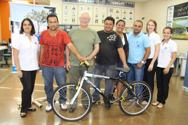 
Equipe da ACED entrega bicicleta para Associação de Combate ao Câncer

Foto: Assessoria
