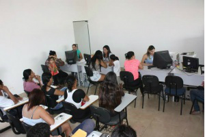 Muitas pessoas estão procurando a Central de Matrículas para tirar dúvidas e fazer as inscrições, que terminam na próxima sexta-feira. 

Foto: A. Frota