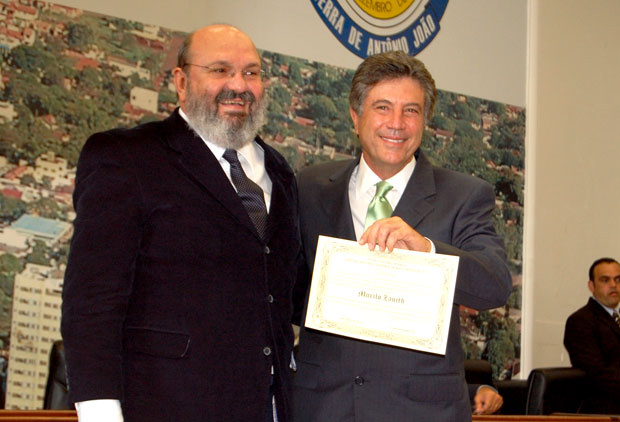 Momento em que o Dr. José Domingues Filho juiz da 18ª Zona Eleitoral de Mato Grosso do Sul entrega o diploma para o novo prefeito.
Foto: Alice Fernandes