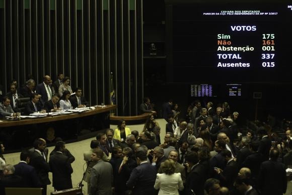 Votação favorável ao presidente Temer alcançou os 172 votos necessários para rejeitar a denúnciaFabio Rodrigues Pozzebom/Agência Brasil