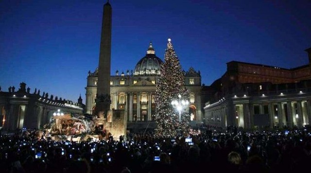 Árvore de Natal e presépio que foram montados em 2016 na Praça de São Pedro / Foto: Daniel Ibáñez (ACI Prensa)