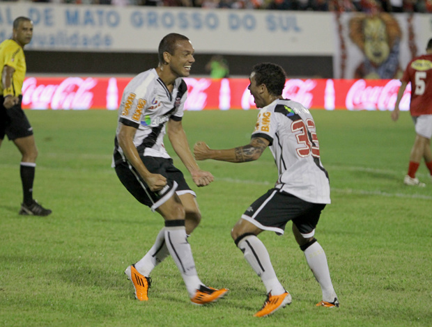 Com dois gols e muita luta em campo, Marcel é um dos destaques de mais uma goleada do Vasco. Com boas subidas ao ataque, o lateral Ramon também tem boa atuação na partida  (Foto: Agência Estado)