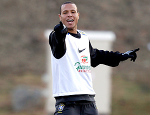 Luís Fabiano acredita que oponentes sairão mais
para o jogo a partir de agora (Foto: AP)