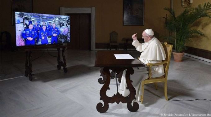 Papa Francisco conversa com os astronautas. Foto: L’Osservatore Romano