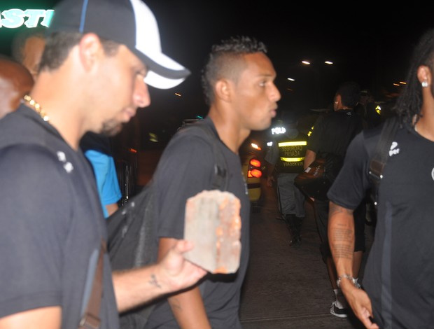 Centroavante André Lima mostra o tijolo arremessado (Foto: Antônio Vicente Martins/Divulgação)