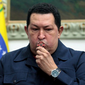 Hugo Chávez beija um crucifixo ao dizer que espera sair vitorioso da nova operação cirúrgica