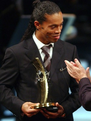 Ronaldinho com o troféu da Fifa em 2004: craque ficou sem a Bola de Ouro (Foto: Agência AP)