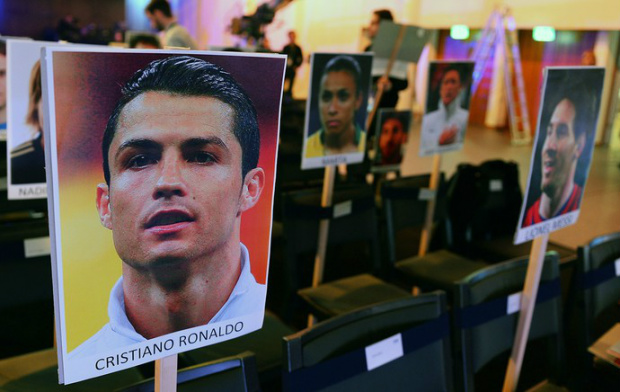 Lugares de Cristiano Ronaldo e Messi estão separados por uma cadeira na plateia (Foto: Getty Images)