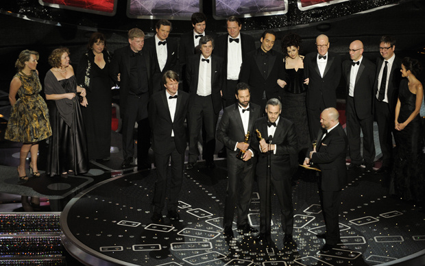 Equipe do filme 'O discurso do rei' recebe o prêmio de melhor filme no Oscar (Foto: AP)