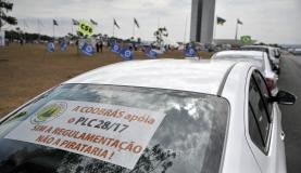 Motoristas dos serviços de transporte por aplicativo e taxistas protestam na Esplanada Marcello Casal Jr/Agência Brasil