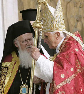 Saudação entre Bento XVI e Bartolomeu I durante a visita do Papa à Turquia, em novembro de 2006