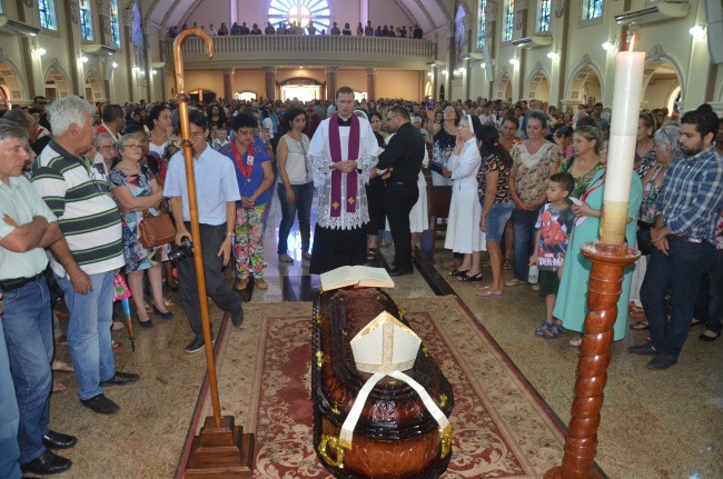 Catedral ficou repleta de fiéis durante o funeral de Dom Redovino Rizzardo. Foto: Estanislau Sanabria