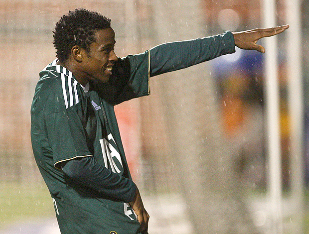 Adriano imita o astro Michael Jackson após marcar um dos gols (Foto: Ag. Estado)