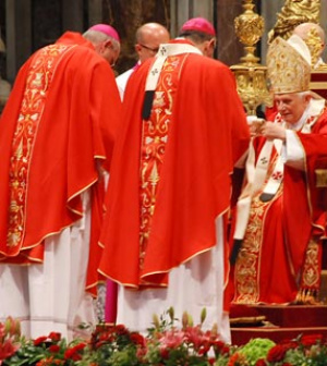 Dom Fernando e Dom Alberto recebem a imposição do pálio das mãos do Papa Bento XVI 