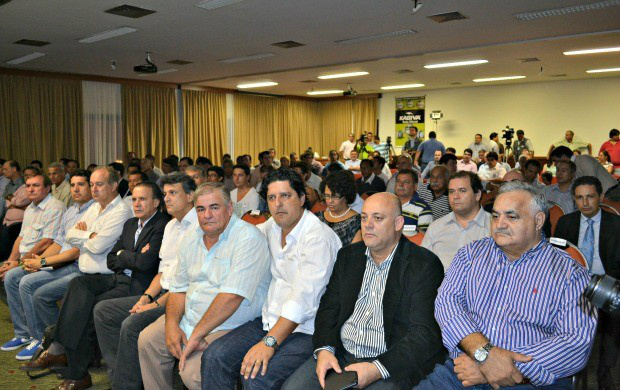 Dirigentes e convidados participam do lançamento do Sul-Mato-Grossense 2013 (Foto: Hélder Rafael/Globoesporte.com)