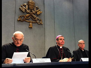 Da esquerda para a direita: Dom Fortunato Frezza, Dom Nikola Eterović e o diretor da Sala de Imprensa da Santa Sé, padre Federico Lombardi