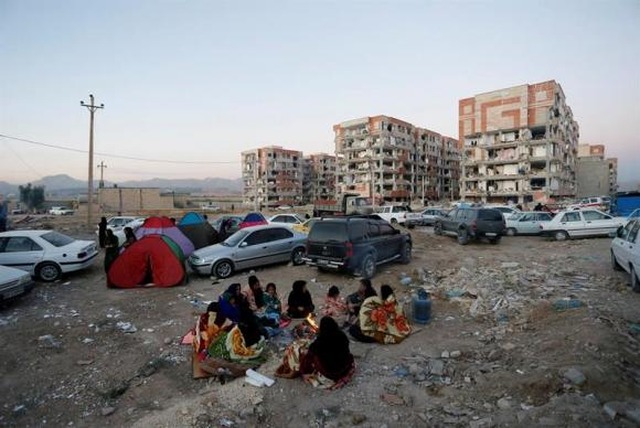 Vítimas iranianas do terremoto se reúnem em ambiente aberto na cidade de Pole-Zahab, em Kermanshah. De acordo com as autoridades, o abalo foi de magnitude 7.2 na escala RichterPouria Pakizeh