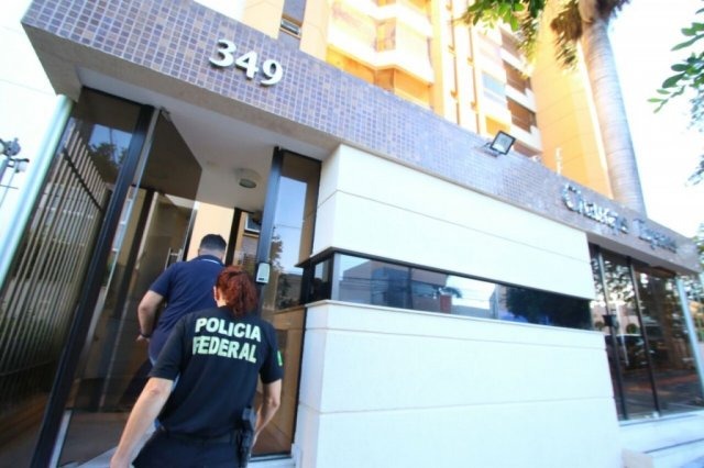 Policiais federais estão na casa do ex-governador - Crédito: André Bittar