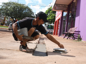 Lojistas da área central contrataram mão de obra extra para apressar adequação de calçadas. Foto: Hédio Fazan