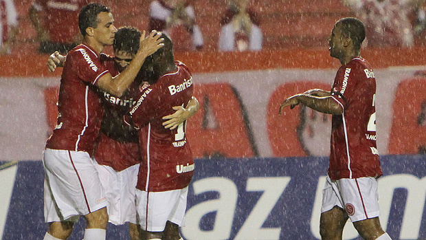 Leandro Damião (à esquerda), abraça Oscar e Zé Roberto. O primeiro e o último balançaram a rede. E o segundo foi o nome do jogo, com belas jogadas e assistências (Foto: Lucas Uebel / Vipcomm)