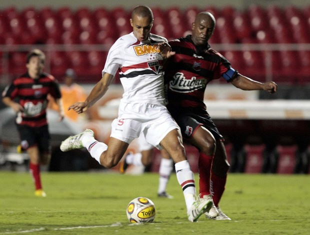 Miranda criou boa jogada ofensiva e quase marcou no primeiro tempo (Foto: Gaspar Nóbrega / VIPCOMM)