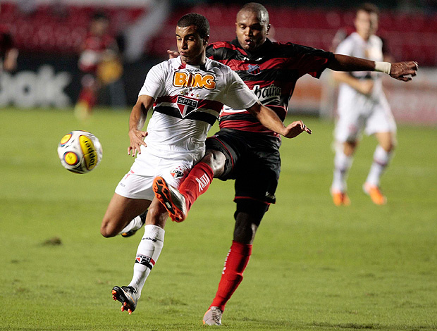Lucas iniciou a jogada do segundo gol tricolor, marcado por Dagoberto (Foto: Gaspar Nobrega / Vipcomm)