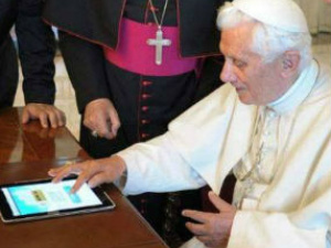 O Papa Bento XVI fez seu primeiro tweet na conta @news_va. Agora, em sua própria conta, @Pontifex, o Santo Padre deve twittar com mais frequência