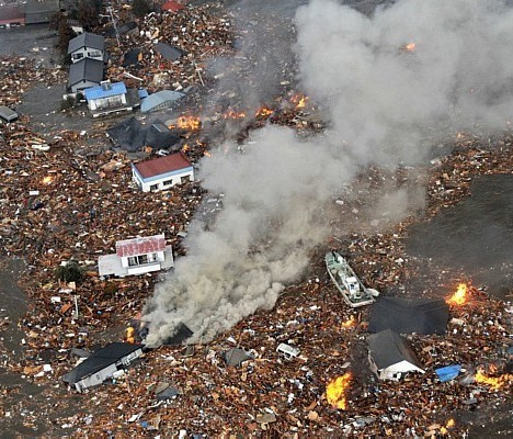 Tremor destruiu vários localidades na costa japonesa, deixou muitos feridos e ainda gerou um alerta de tsunami
