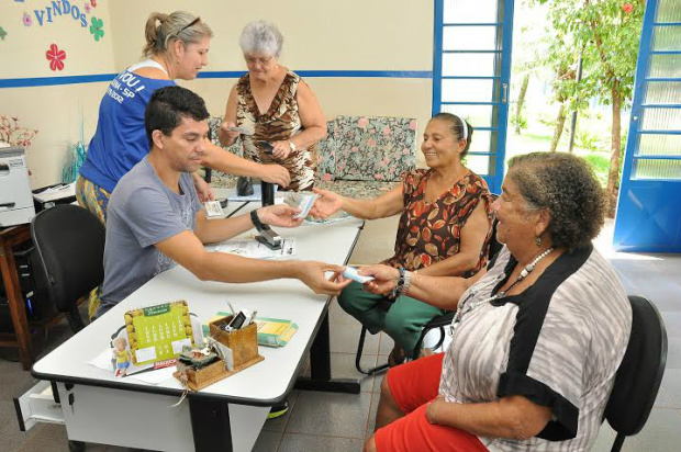 Idosos procuram CCI do Água Boa para retirar carteira do passe livre;  no dia 21 o prefeito Murilo inaugura centro de convivência do Parque I
Crédito: A. Frota