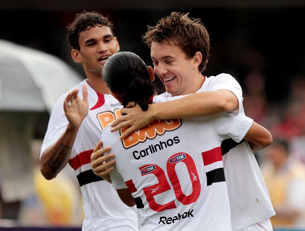 Dagoberto comemora com Willian José e Carlinhos Paraíba (Foto: Wander Roberto / VIPCOMM)