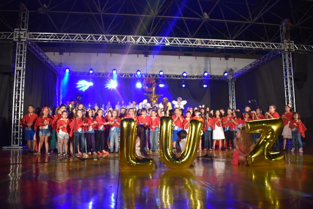 Alunos da EIC emocionam público com encenação de Natal - 'A luz de Jesus'