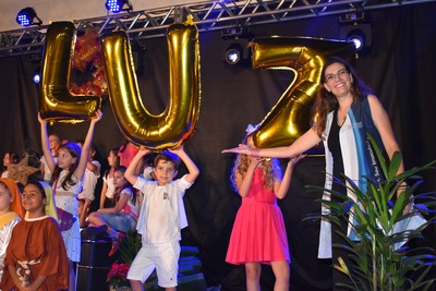 Rejani Vendramini,  professora e diretora do teatro com os alunos que apresentaram na noite de terça a encenação : 'A Luz de Jesus'.