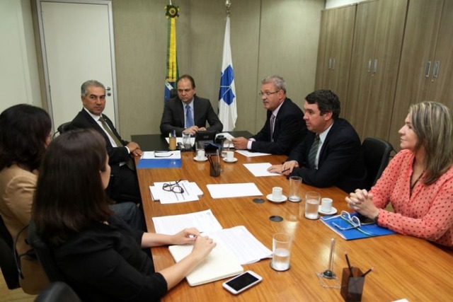 Reinaldo Azambuja e Geraldo Resende com o ministro da Saúde Ricardo Barros, discutem, em reunião, recursos para o HR de Dourados. - Crédito: Divulgação

 
