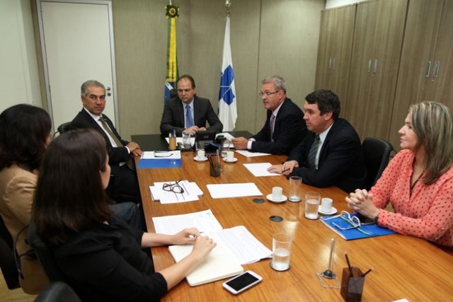 Reinaldo Azambuja e Geraldo Resende com o ministro da Saúde Ricardo Barros, discutem, em reunião, recursos para o HR de Dourados. - Crédito: Divulgação