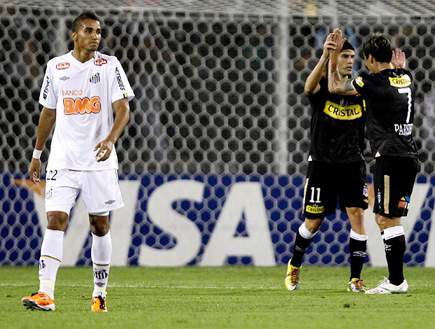 Danilo sai desolado, enquanto Miralles e Paredes comemoram pelo Colo Colo (Foto: agência Reuters)